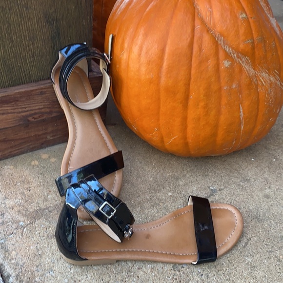 Used BCBGeneration black sandals size 7.5 - Picture 2 of 2